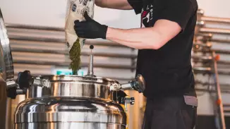 Főzdetúra és sörkóstoló a FIRST Craft Beer látványsörfőzdéjében