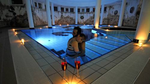 1 órás privát, gyertyafényes fürdőzés zárás után az Aphrodité hotelben 1