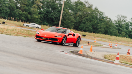 Próbáld ki a Ferrari 296 GTB-t egy felejthetetlen közúti élményvezetésen! 11