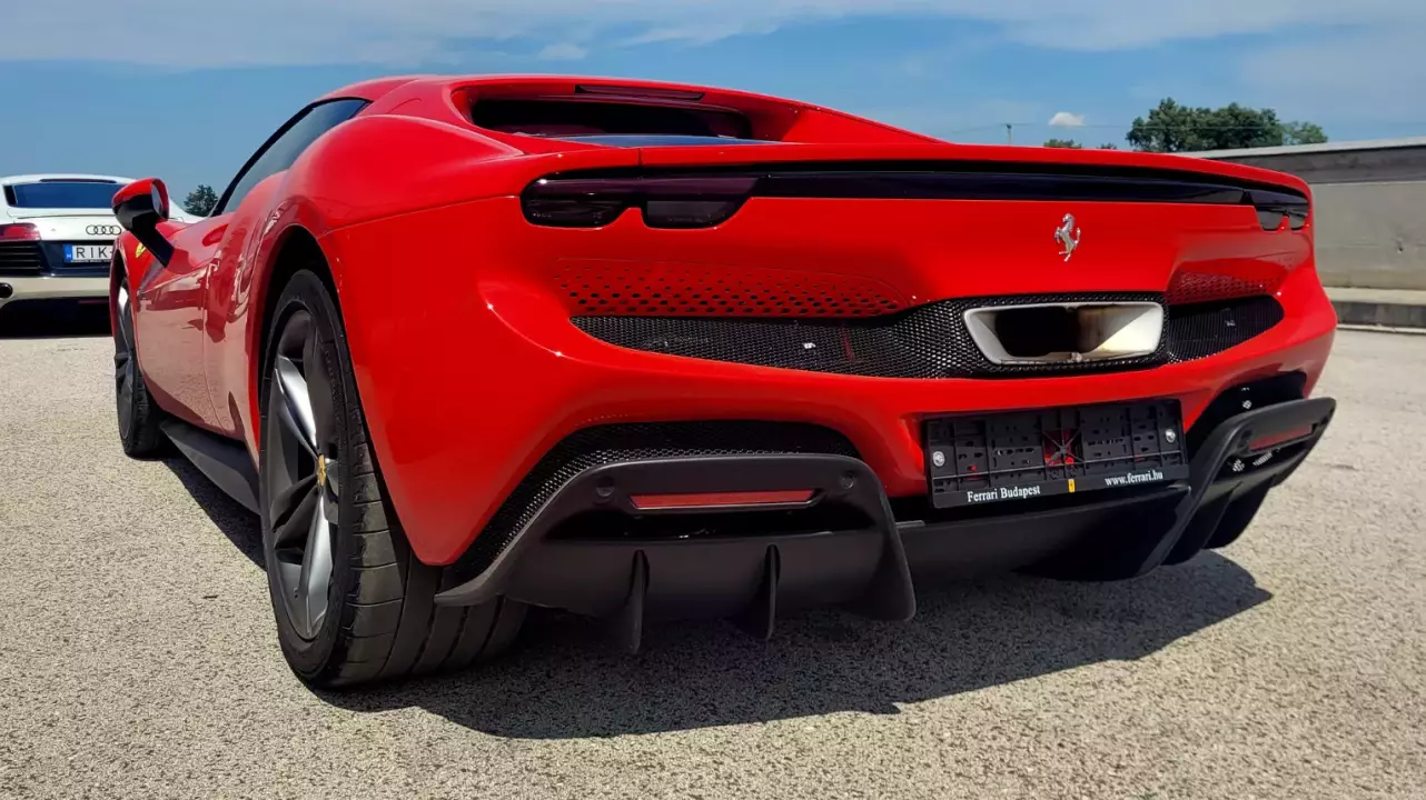 Ferrari 296 GTB élményvezetés az Euroringen fő kép