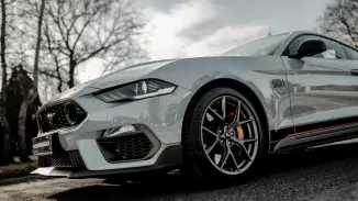 Bérelj egy brutális Mach 1-es Ford Mustangot