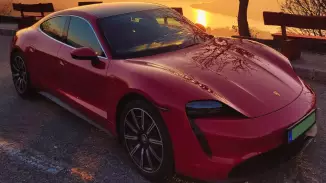 Porsche Taycan 4S utcai élményautózás
