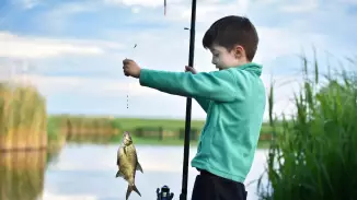 Apa-fia horgászkaland a Tisza-tavon csónakból