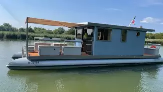 Bérelhető 12 fős Vagabond bulihajó Budapesten